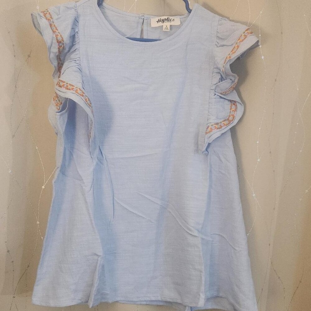 CHAMBRAY EMBROIDERED FLUTTER SLEEVE TOP